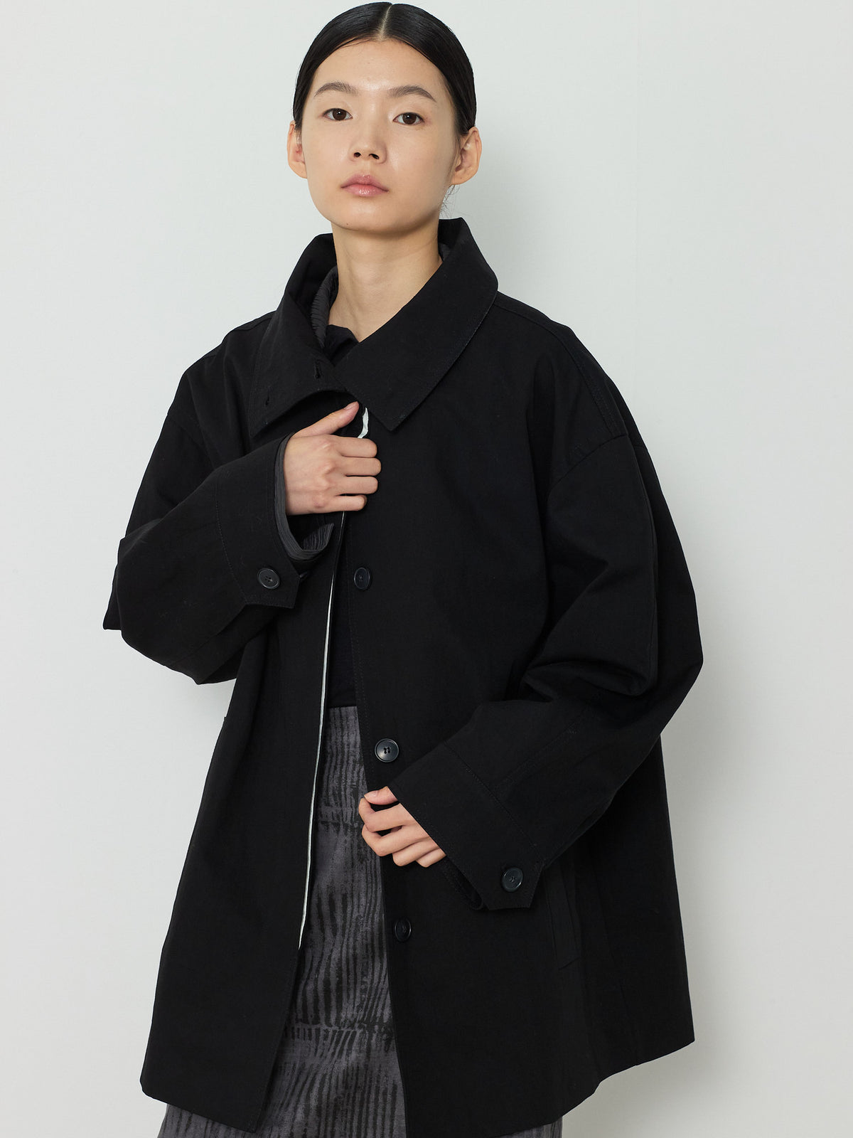 HIDDEN BUTTON HALF TRENCH COAT [BLACK] 10