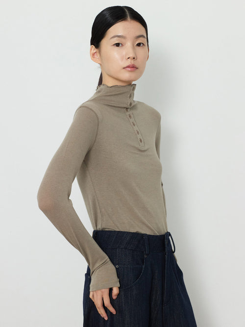 BUTTON TURTLENECK TOP [KHAKI]