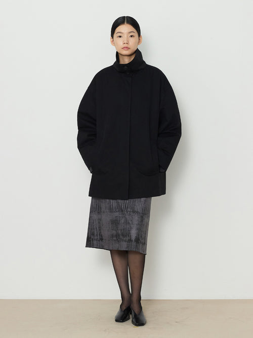 HIDDEN BUTTON HALF TRENCH COAT [BLACK]